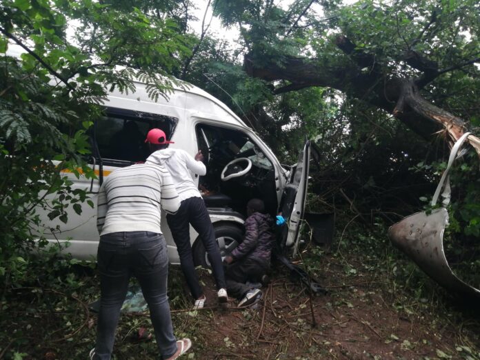 Mini Bus Crashes Into Tree: Canelands - KZN