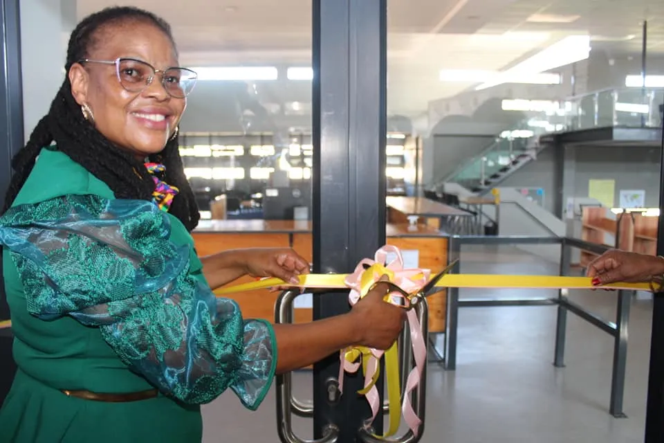 South Africa: MEC Nakedi Kekana officially hands over State of the art Library to the community of Runnemede in Greater Tzaneen Municipality in the Mopani District as part of back to school campaign by the Department.