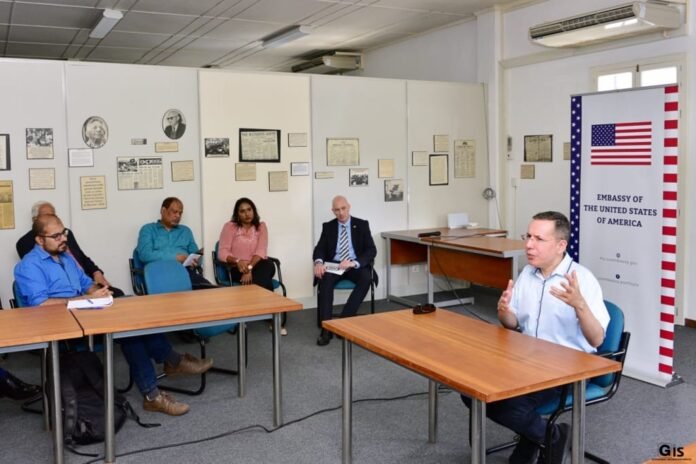Mauritius press hold meeting with U.S. expert journalist Nicholas Kralev