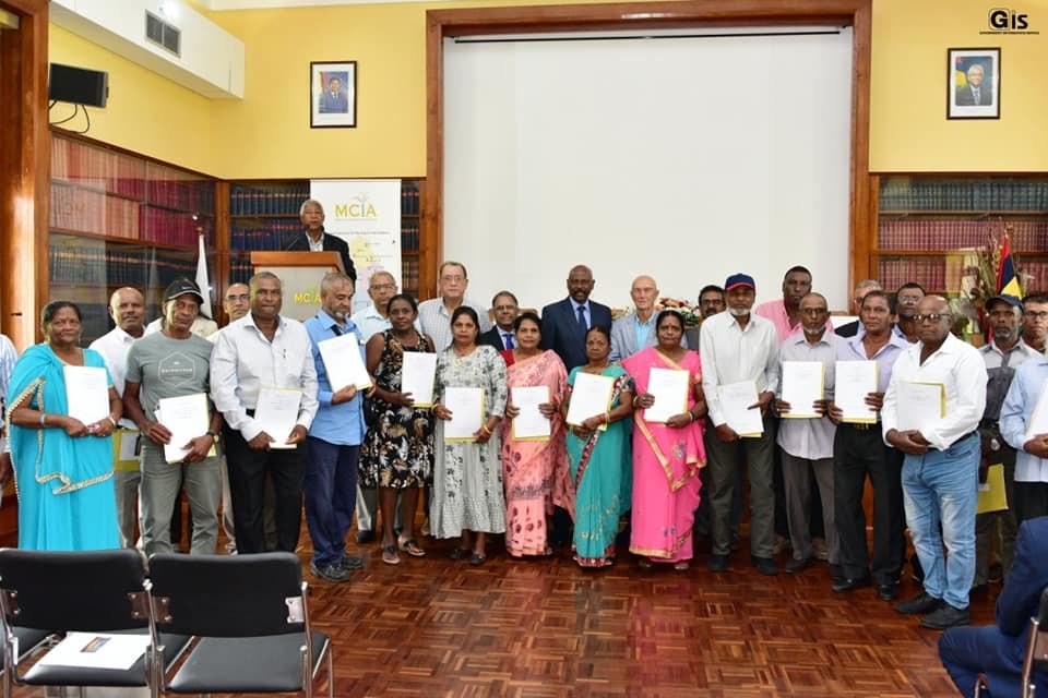Mauritius: Some 134 beneficiaries, who opted for Voluntary Retirement Scheme (VRS) for the Riambel site, received their title deeds for a plot of land of seven perches this morning during a symbolic handing over ceremony at the Mauritius Cane Industry Authority (MCIA), in Réduit.