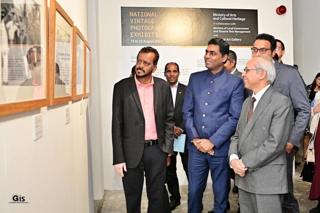 Minister Teeluck commends efforts of photographers in promotion of arts