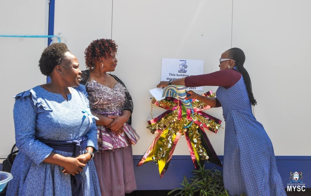 Botswana Nakiso Kubanji hands over library to St Joseph Primary school