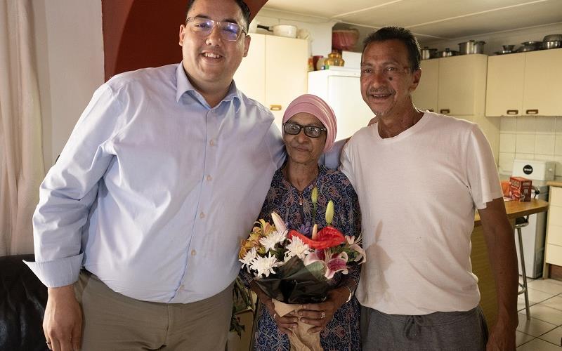 Carl Pophaim honouring couple Samsodien and Aniesah Solomons with Deeds Title