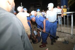 Police caught thieves who were stealing clothes from the Shopping Mall