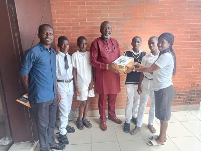 Onengiyeofori George distributes textbooks to science students, Image: Facebook