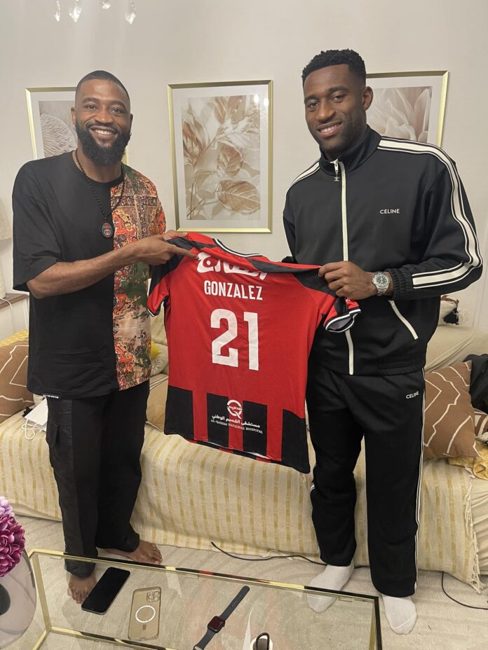 Al-Raed’s Oumar Gonzalez gifted his jersey to Cameroonian singer Fadil Le Sorcier