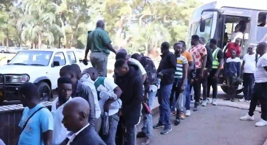 illegal moneychangers standing outside the Harare Magistrate Court