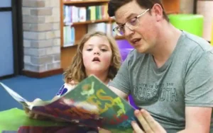 Henlou de Wet reads to his daughter Emma in Cape Town Library 