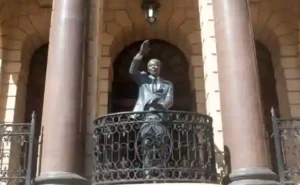 Statue of Nelson Mandela at the balcony of Cape Town City Hall