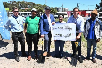 Alderman James Vos and Mayor Geordin Hill-Lewis at Masiphumelele Gateway Market construction site