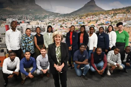 Alderman Theresa Uys with ISDG graduates in Cape Town