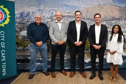 Mayor Geordin Hill-Lewis with Wheeling pilot project team of City of Cape Town