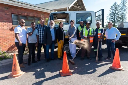 City’s Urban Mobility Executive Director, Dalene Campbell and the City’s RIM Director, Hilton Scholtz accompanied by various RIM staff members at the Atlantis RIM depot.
