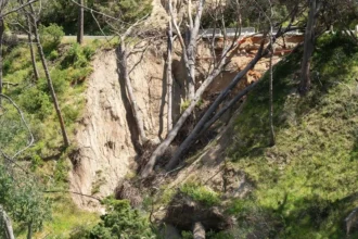 Photograph of damaged section between Kloof Nek Road and Round House Road in Cape Town