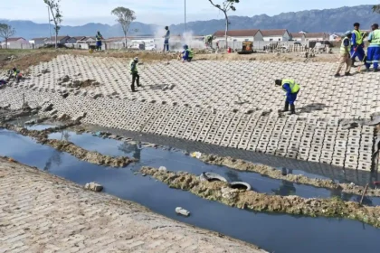 Photograph of installation of new litter interceptors in Soet River