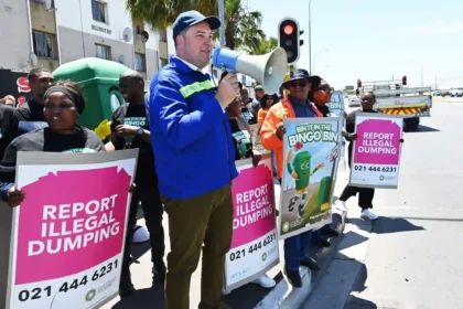 Mayor Geordin Hill-Lewis with new Highway Cleaning team in Cape Town