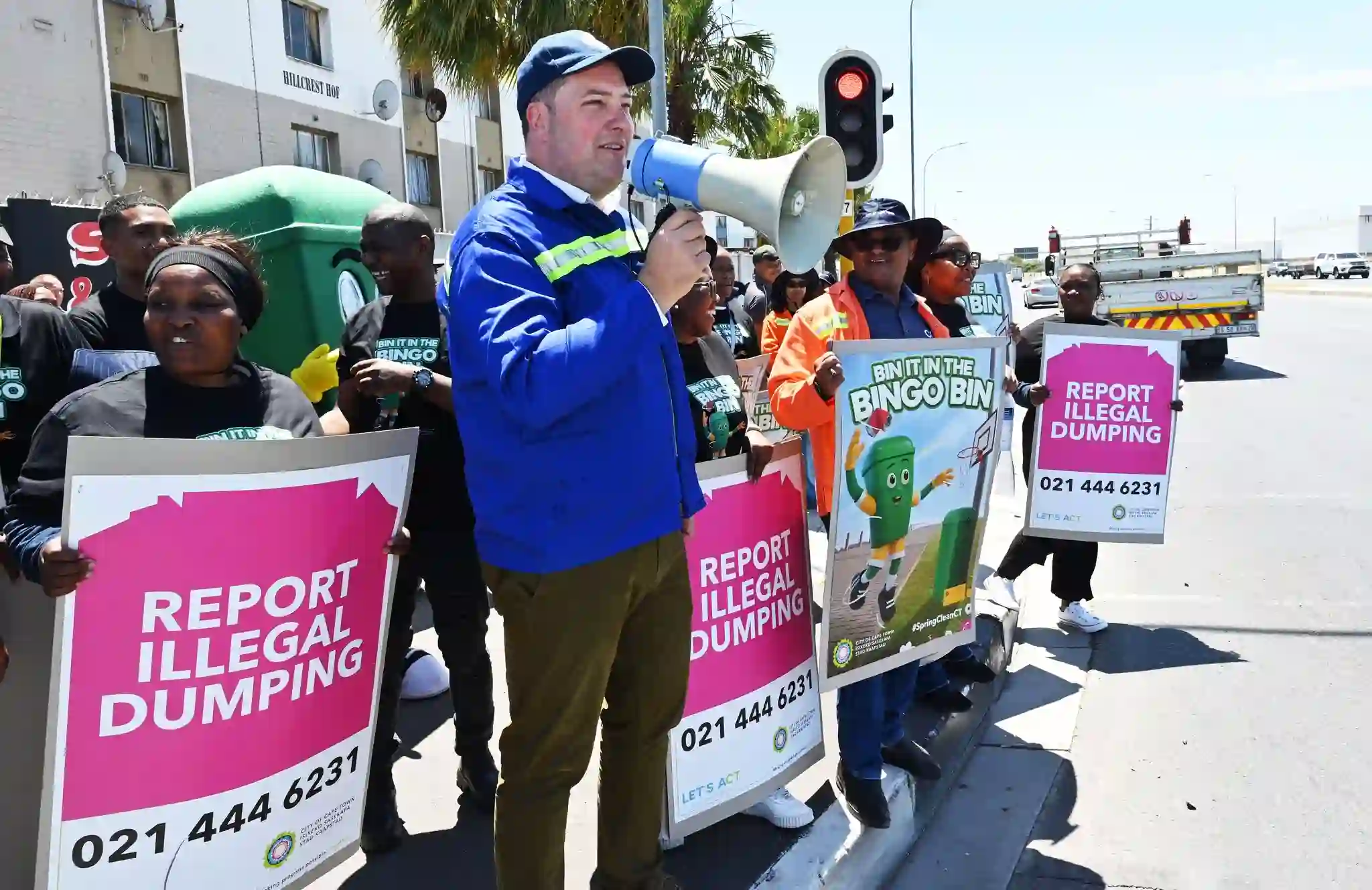 Mayor Geordin Hill-Lewis with new Highway Cleaning team in Cape Town