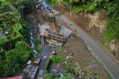Dominica PM Roosevelt Skerrit visits Loubiere to Grand Bay Road project site