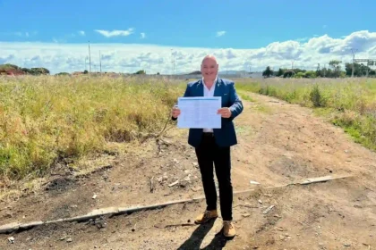 Alderman James Vos at the auction land of Cape Town