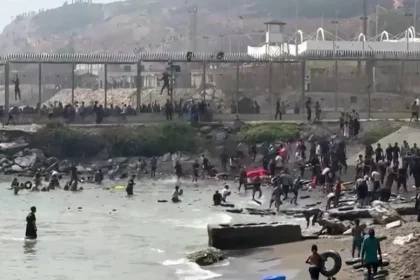 thousands of migrants entered into Spain from Morocco