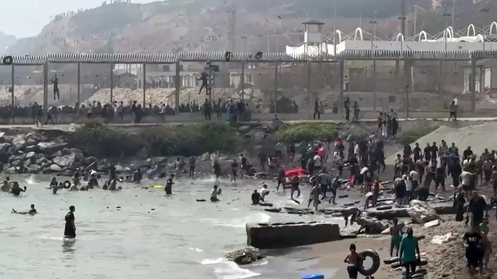 thousands of migrants entered into Spain from Morocco