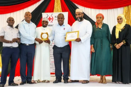 KPA team while receiving award from Kenya Red Cross Society